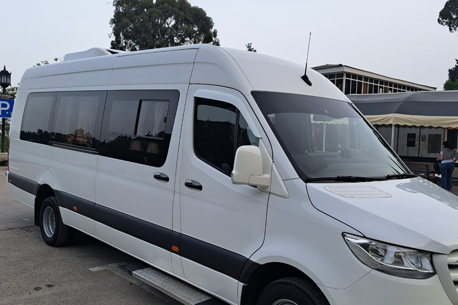 Mercedes-Benze Sprinter Minibus 1