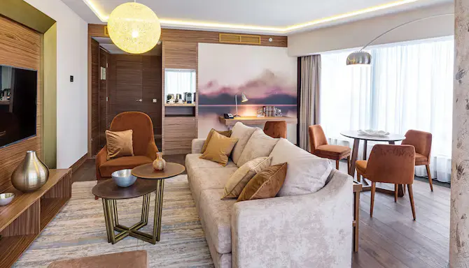 16256-116561-f64633500_4K